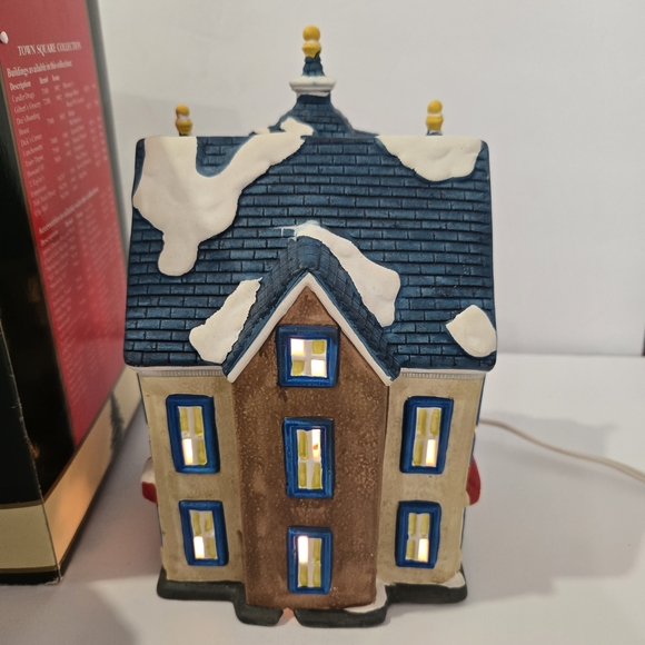 Coca-Cola Christmas Village Town Square Movie Theater Collection Lights Up - Picture 9 of 13